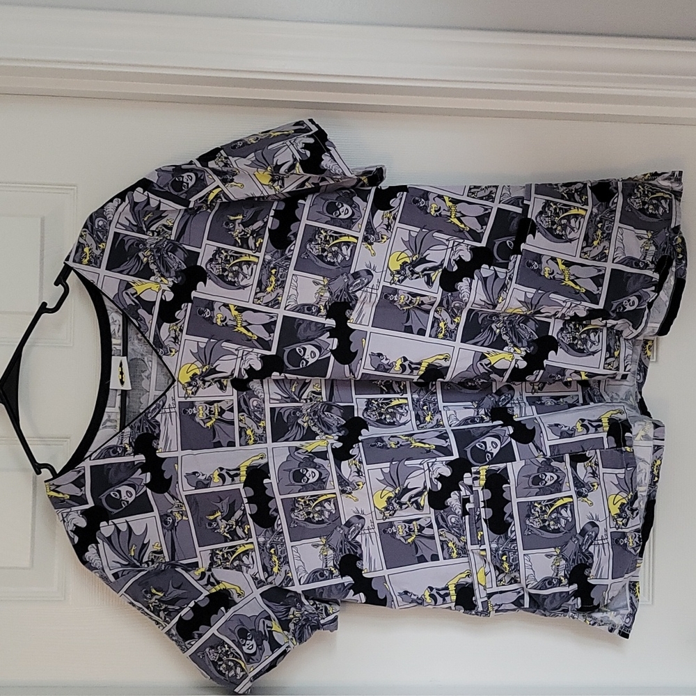 BATMAN SCRUB TOP DC comics gray and black size is cut out should be 2xl
